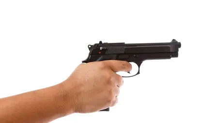 Amenințări cu pistolul la un botez din Buzău: Minorul a fost reținut de polițiști