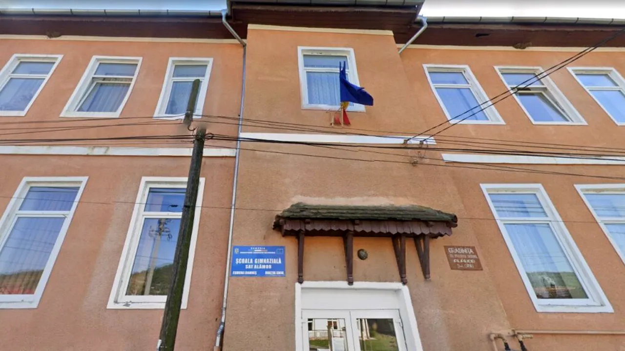 Tavanul unei săli de clasă s-a prăbuşit. Patru elevi au fost transportați la spital / Primele REACȚII după incident