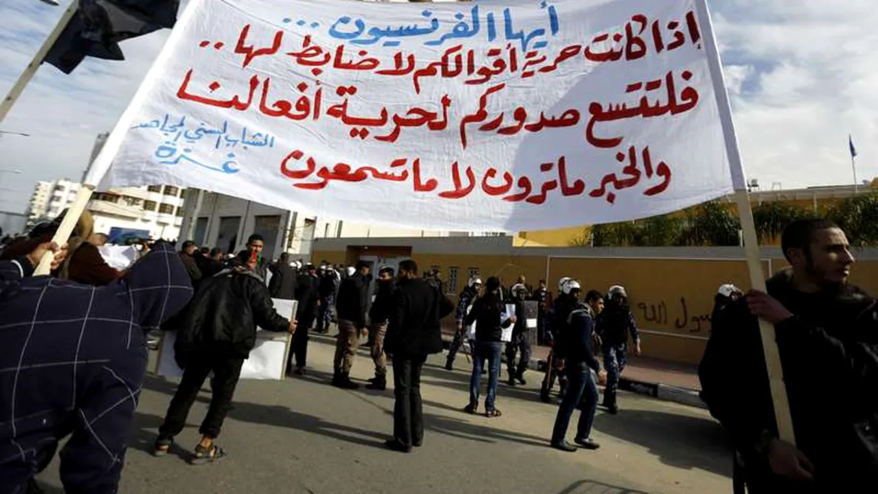 Sute de persoane, la un miting contra revistei Charlie Hebdo desfășurat în Fâșia Gaza