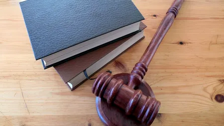 Femeie din Brăila, acuzată că își bate iubitul și părinții acestuia. Bărbatul a cerut ordin de restricție