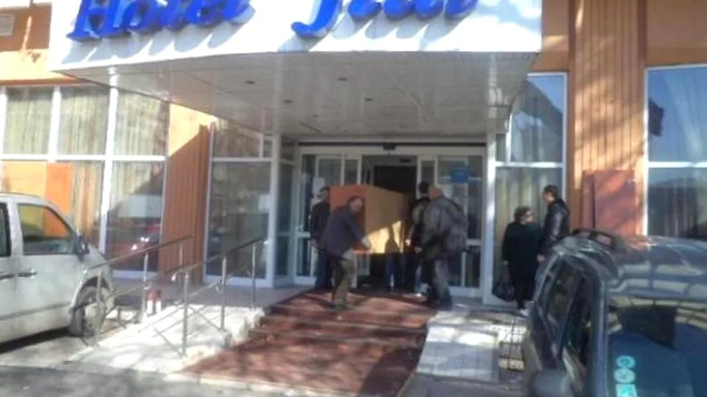 Sute de craioveni în fața hotelului lui Radu Berceanu, pentru a cumpăra mobilier scos la vânzare