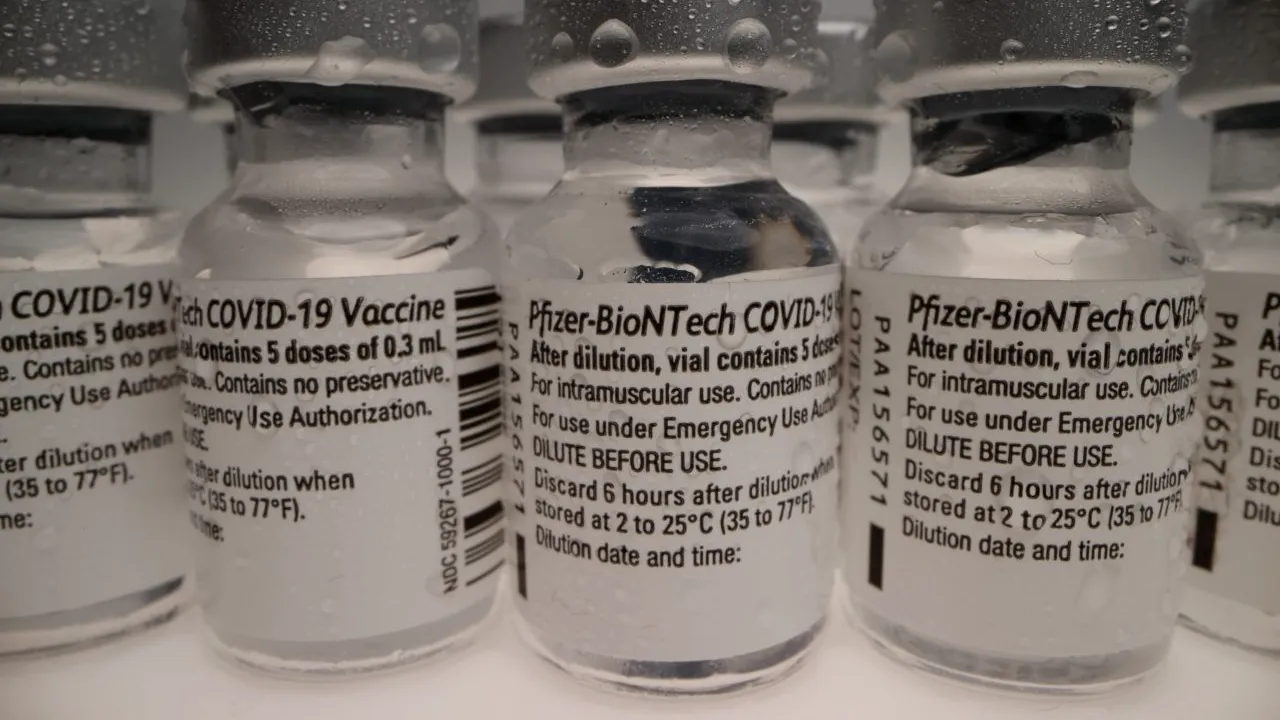 Cea mai mare tranșă de vaccin Pfizer ajunge luni în România: Cum vor fi repartizate cele peste 500.000 de doze