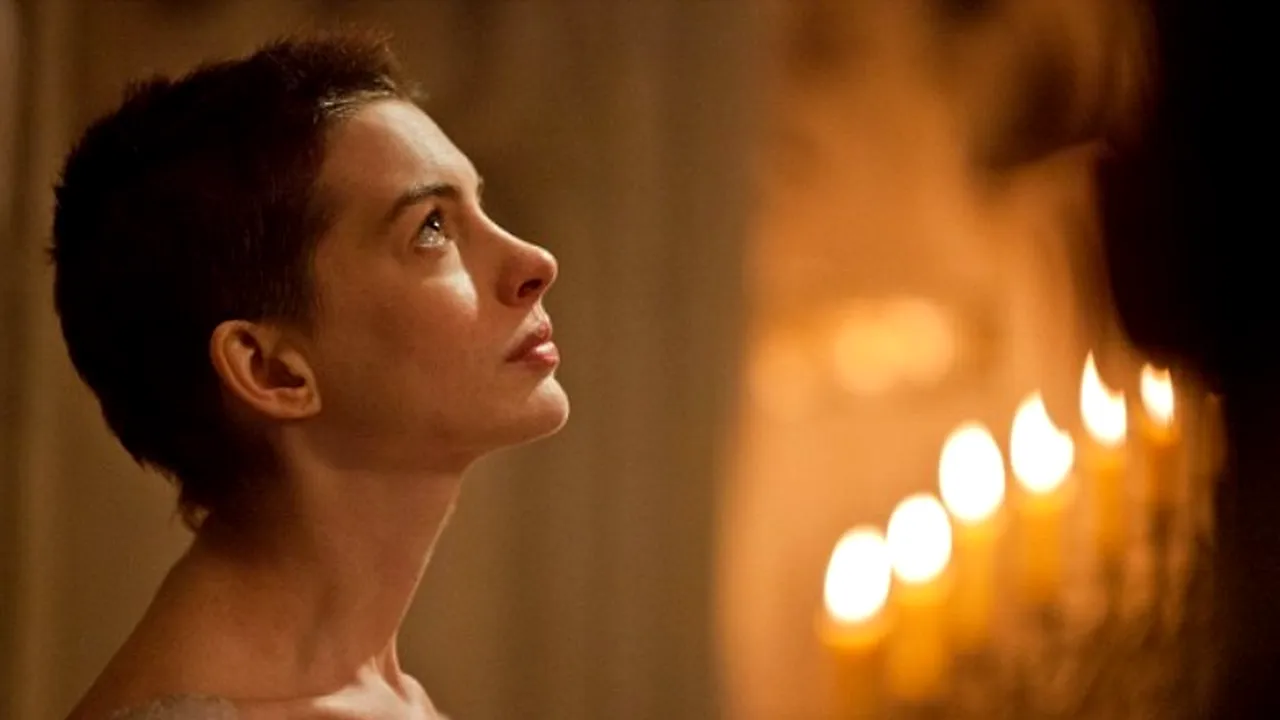 Anne Hathaway, așa cum nu ai văzut-o niciodată. TRAILER