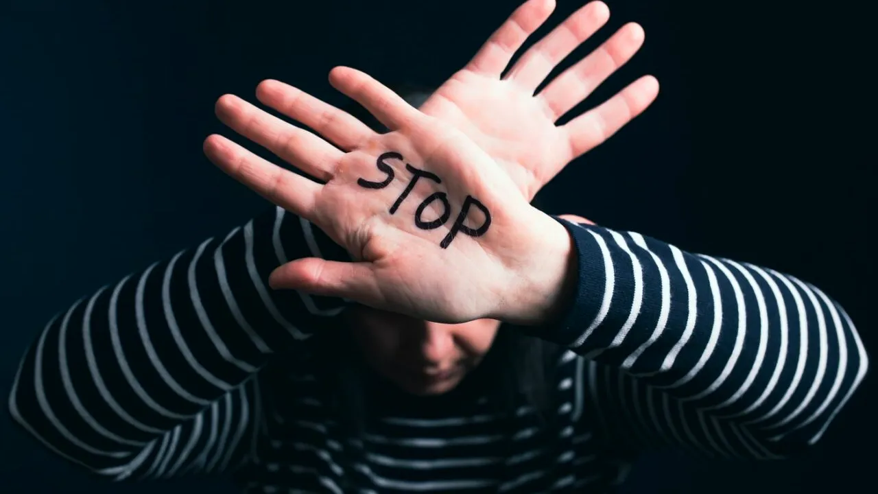 O mamă cu dizabilități străbate zeci de km zilnic pentru copilul ei de 9 ani. Soțul i-a transformat căsnicia într-un COȘMAR: Bea și face scandal