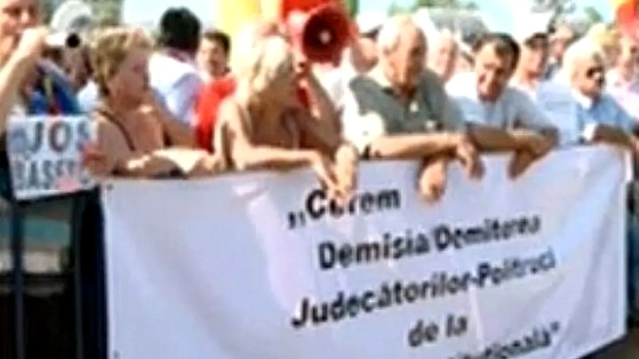 Câteva zeci de persoane protestează în fața sediului CCR, cerând validarea referendumului 