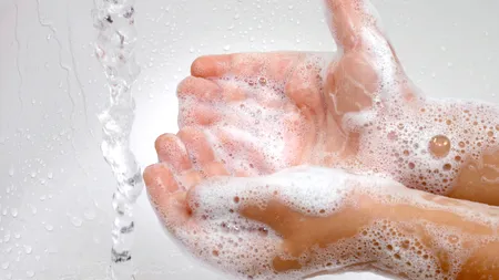 Săpunul antibacterian a fost interzis în SUA. Descoperirea îngrijorătoare făcută de americani