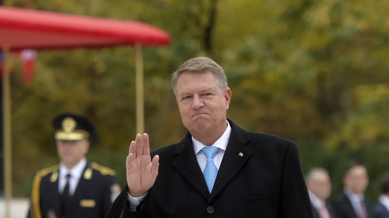 IOHANNIS și FAMILIA REGALĂ, în Orașul Unirii. Jandarmeria, vizată de proteste