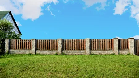 Cum îți poți obliga vecinul să contribuie la cheltuielile pentru GARDUL COMUN. Ce spune legea