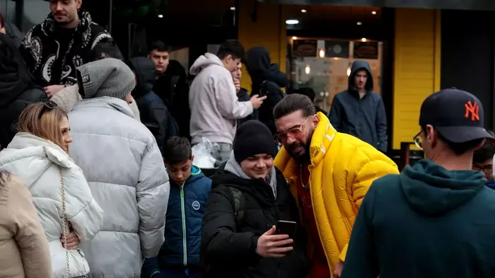 Coadă la shaorma gratis oferită de Dorian Popa / Sursa foto: Libertatea