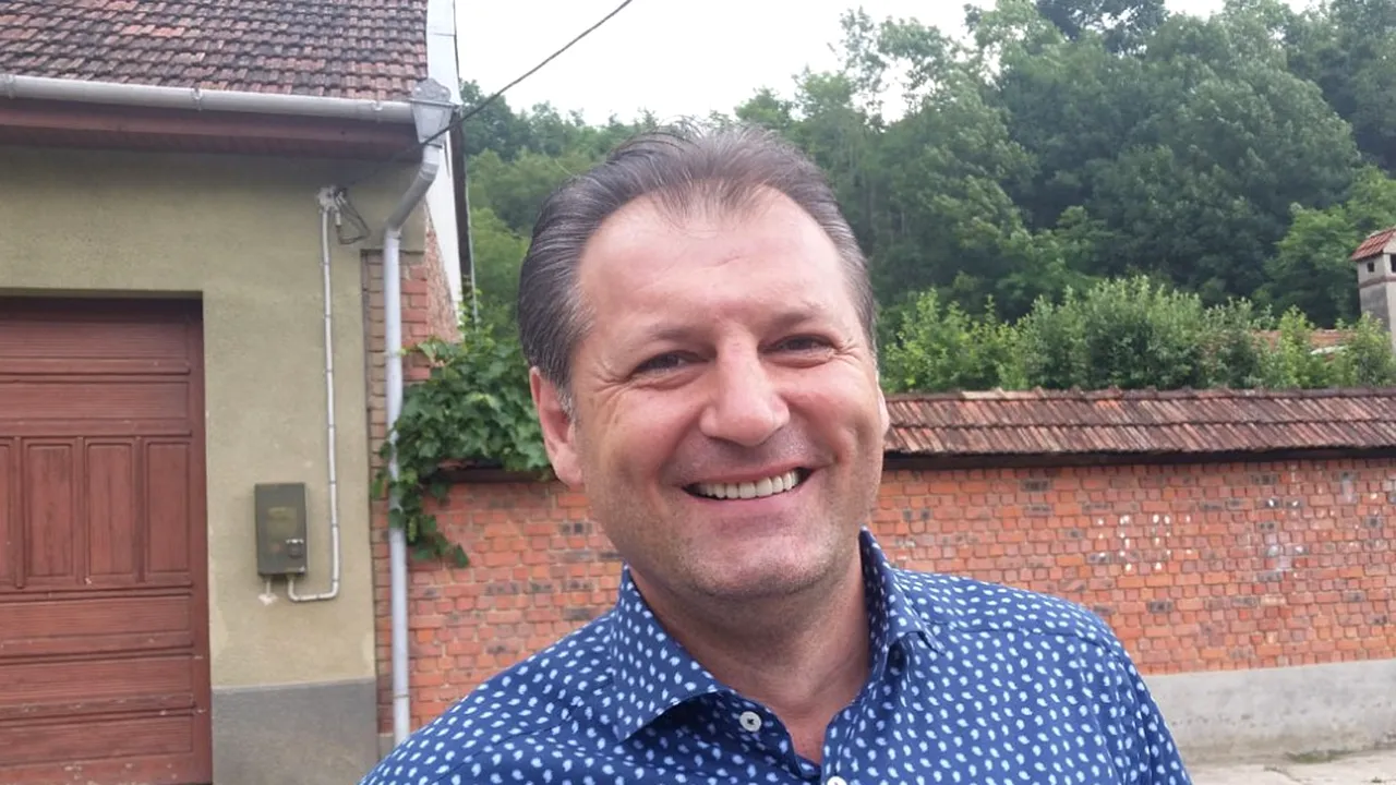 Mașina primarului interceptat în timp ce îi ''asigura'' voturi lui Iohannis, incendiată