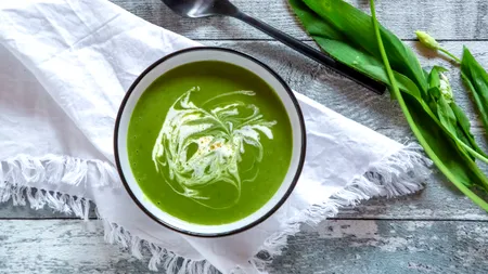 Supă de usturoi sălbatic: Are un gust fantastic și se prepară rapid