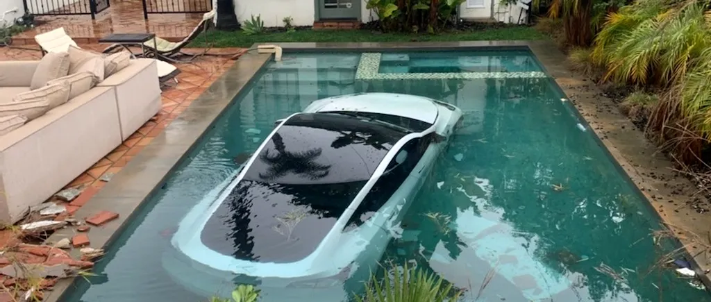 Un șofer de Tesla a încurcat frâna cu accelerația și a „parcat” mașina direct în piscină