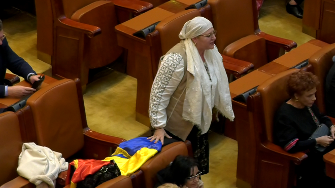 Diana Șoșoacă, în timpul ședinței solemne comune a Camerei Deputaţilor şi Senatului, în Parlament, dedicată sărbătoririi Zilei de 1 Decembrie