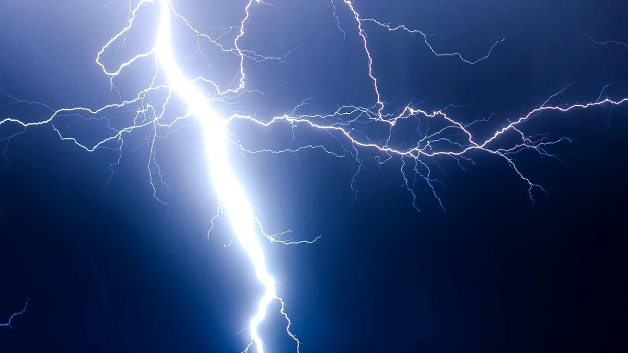 Avertizare de la ANM. Cod galben de ploi torențiale, descărcări electrice și grindină, în trei județe din țară