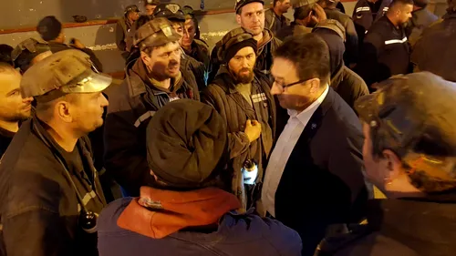 Minerii care protestează de șase zile în subteran au fost vizitați de familii și prieteni