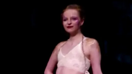 Femeile care au învins cancerul la sân defilează la Săptămâna Modei. VIDEO