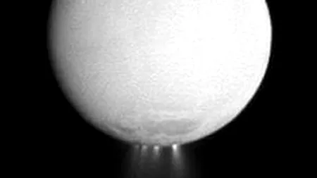 Un ocean ascuns sub suprafața satelitului Enceladus ar putea adăposti forme de viață