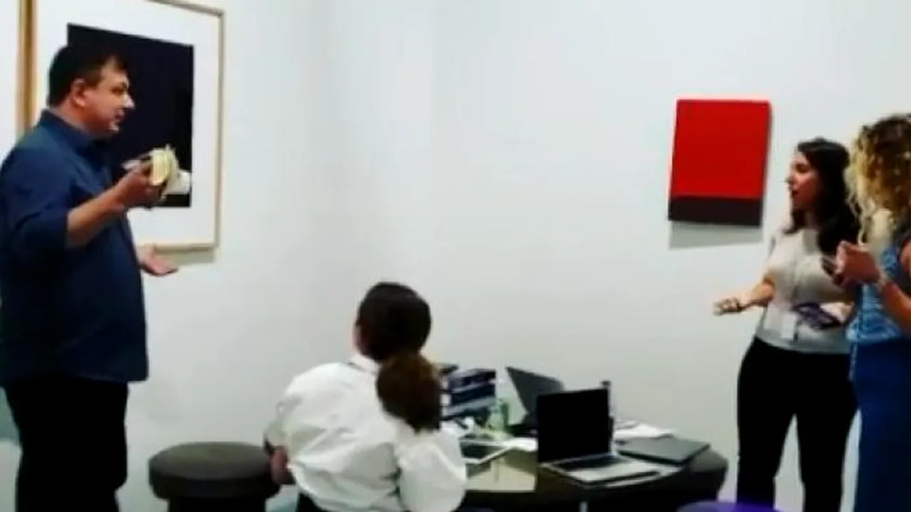 Banana în valoare de 120.000 de dolari expusă de Cattelan a fost mâncată de un artist de performance. Ce a urmat după gestul neașteptat