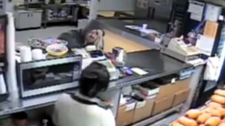 Un bărbat cu mustață, deghizat într-o blondă, a vrut să jefuiască o gogoșărie. Ce reacție a avut vânzătoarea
