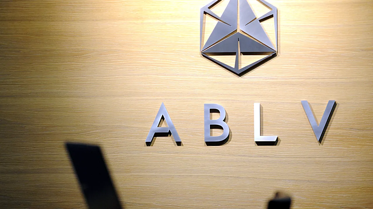 FT: Guvernul Letoniei susține că scandalurile din sectorul bancar sunt o campanie pentru denigrare și perturbarea alegerilor parlamentare