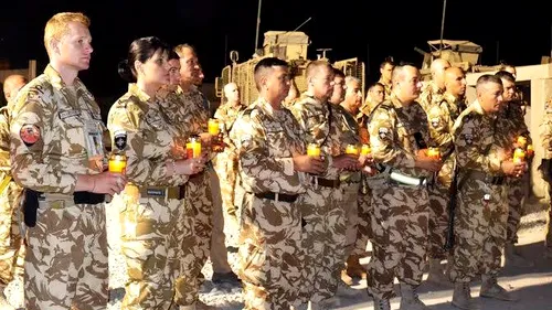 Românii, chemați la ceremonii în memoria militarilor căzuți. În Afganistan, tricolorul este în bernă