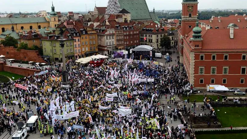 Peste 100.000 de persoane au manifestat la Varșovia împotriva guvernului: Am devenit sclavi în propria noastră țară!