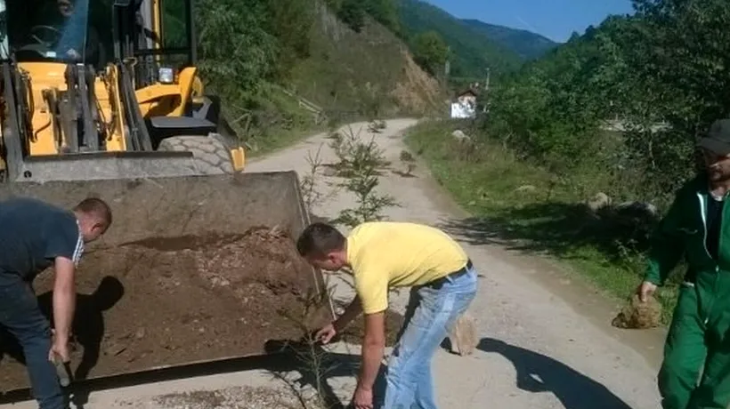 Sătui să tot aștepte ca autoritățile să repare drumul, locuitorii unei comune din Cluj au găsit ei o soluție originală să astupe gropile. „De acum, această porțiune e pădure