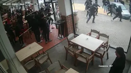 FOTO-VIDEO | Bătaie între suporterii UTA și Dinamo. Totul a fost surprins de camerele de vedere din zonă