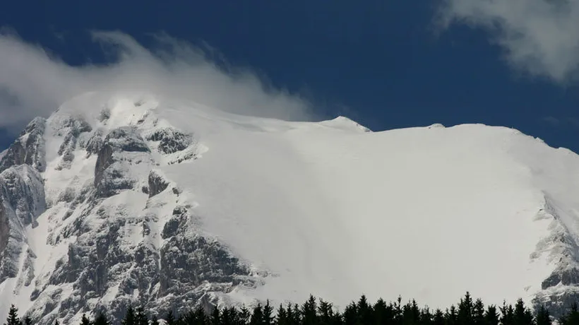 Strat de zăpadă de jumătate de metru în Bucegi, cu ceață și vânt puternic