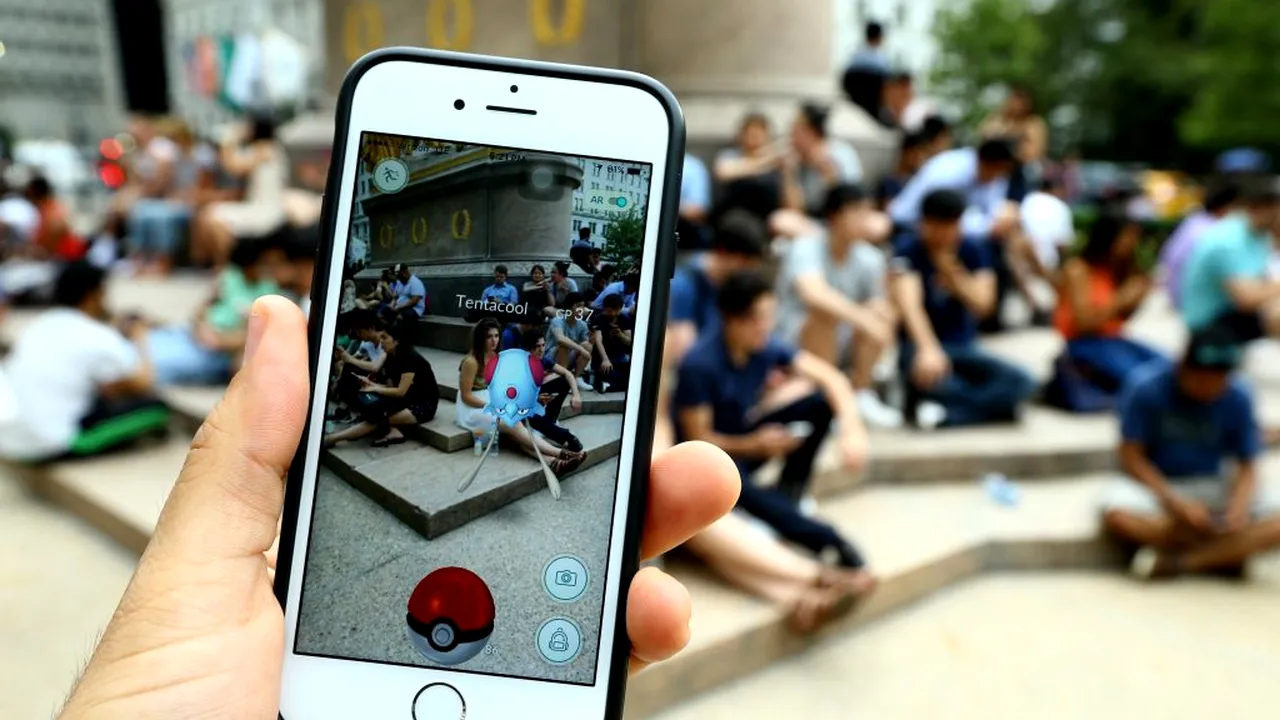 Telefoanele devin mai mari și mai grele și, implicit, mai puțin mobile: Au devenit o problemă de sănătate / Care sunt mărcile cu cele mai grele telefoane