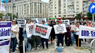 Până și angajații băncilor ies în stradă. Sute de persoane care lucrează la BRD au protestat în Piața Victoriei: Ni se taie tichetele de vacanță