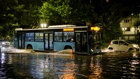 Atenție! Codul roșu de ploi și vijelii închide școlile din România. Trenurile CFR, anulate sau întârziate / Ce spune prefectul Capitalei