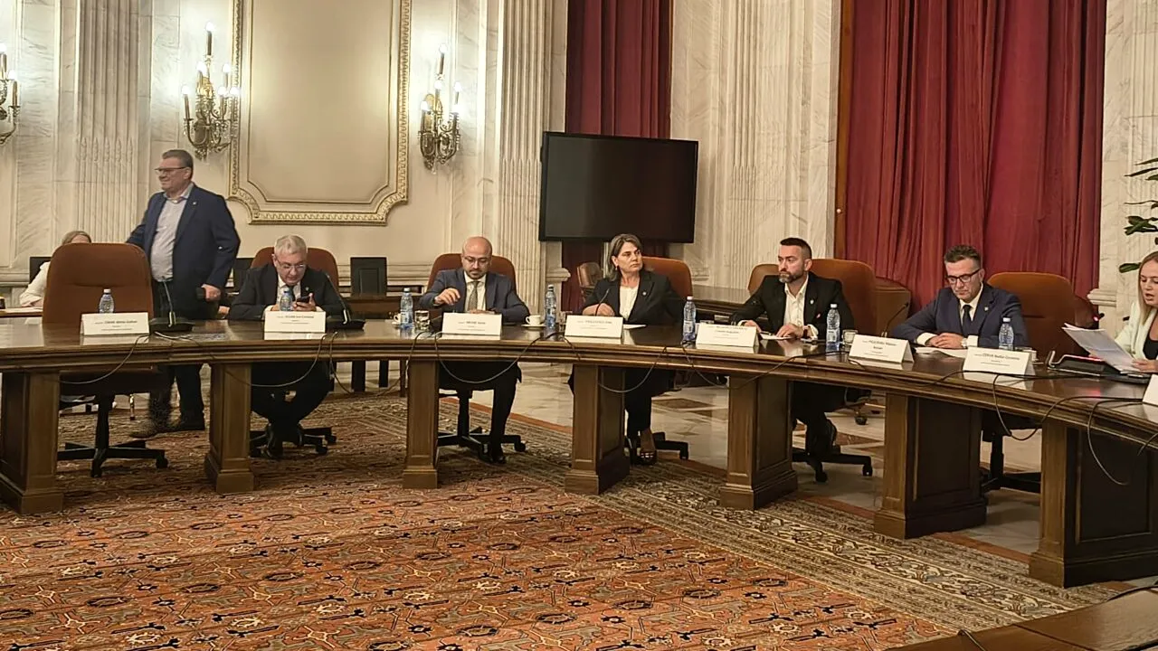Premierul Bolojan şi şefa CCR lipsesc nemotivat de la a doua rundă de audieri a Comisiei de Constituţionalitate. Abrudean are scutire medicală
