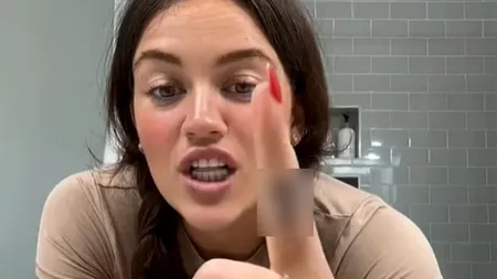 Cel mai urât TATUAJ din lume. Ce are desenat femeia din imagine, pe degetul arătător