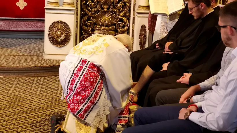 Un episcop greco-catolic din Cluj a spălat picioarele a 12 seminariști și preoți - FOTO