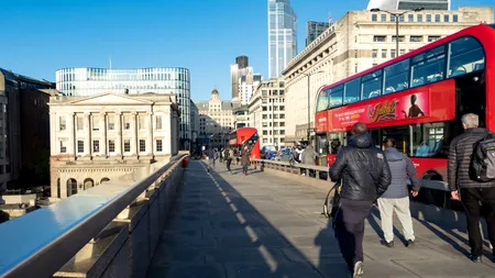 Atac la LONDRA: Bărbat arestat pentru tentativă de omor după ce a intrat cu mașina în oamenii care circulau pe un trotuar. 4 pietoni au fost răniți