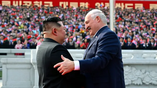 Kim Jong-un îl primește pe Lukașenko cu gardă de onoare, cai albi și salve de tun. Cei doi prieteni ai lui Putin vor să-și consolideze relațiile