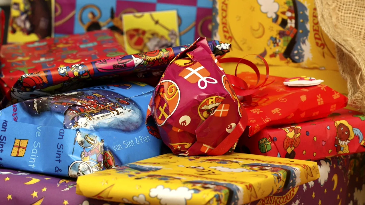 DULCIURI, JUCĂRII sau FRUCTE. Cât va COSTA, în medie, un cadou de MOȘ NICOLAE în 2018
