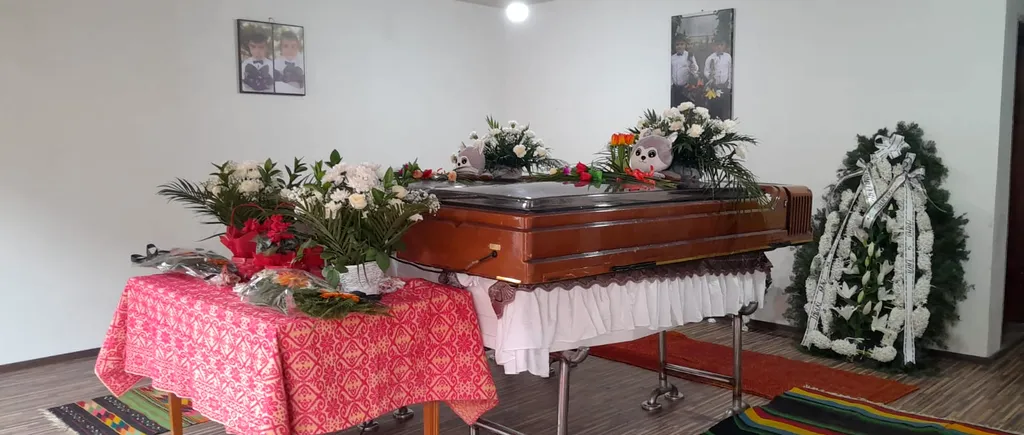 SFÂȘIETOR! Gemenii de 10 ani din Dolj care au murit intoxicați cu monoxid de carbon sunt înmormântați azi