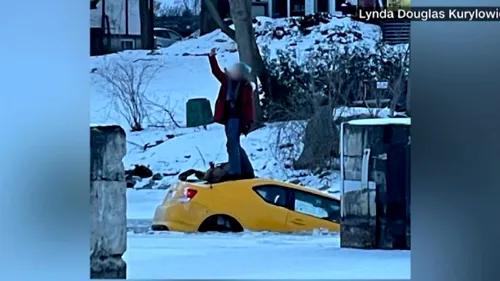 VIDEO | O şoferiţă care a căzut cu maşina într-un râu înghețat a ales să își facă selfie pe capotă, în loc să ceară ajutor. Când s-a panicat femeia