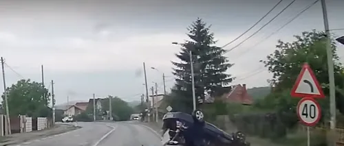 Cât de ușor te poți răsturna cu o mașină! Un șofer de Renault a făcut un accident incredibil, la ieșirea din Bascov, iar imaginile au fost surprinse pe cameră / VIDEO & GALERIE FOTO