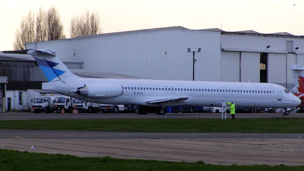 O firmă din sectorul 4 vrea să-și plătească o parte din datoriile la bugetul local oferind Primăriei un avion de linie. Răspunsul lui Piedone