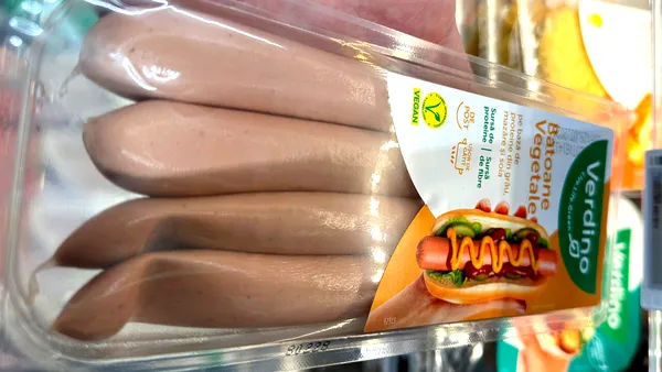 Ai mâncat crenvurști de post din Carrefour? Am aflat din ce sunt făcuți, de fapt