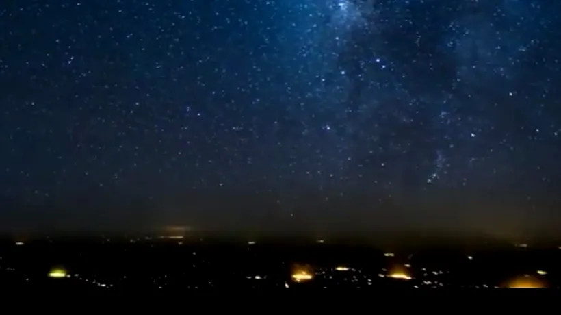 Cerul, văzut noaptea din perspectiva unui pilot de avion. Un videoclip incredibil prezintă orașele luminate și Calea Lactee