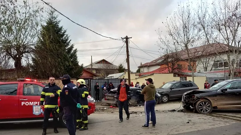 O șoferiță a lovit două mașini parcate pe Șoseaua Dobroești din sectorul 2. Doi minori din autoturismul condus de femeie au ajuns la spital (FOTO)