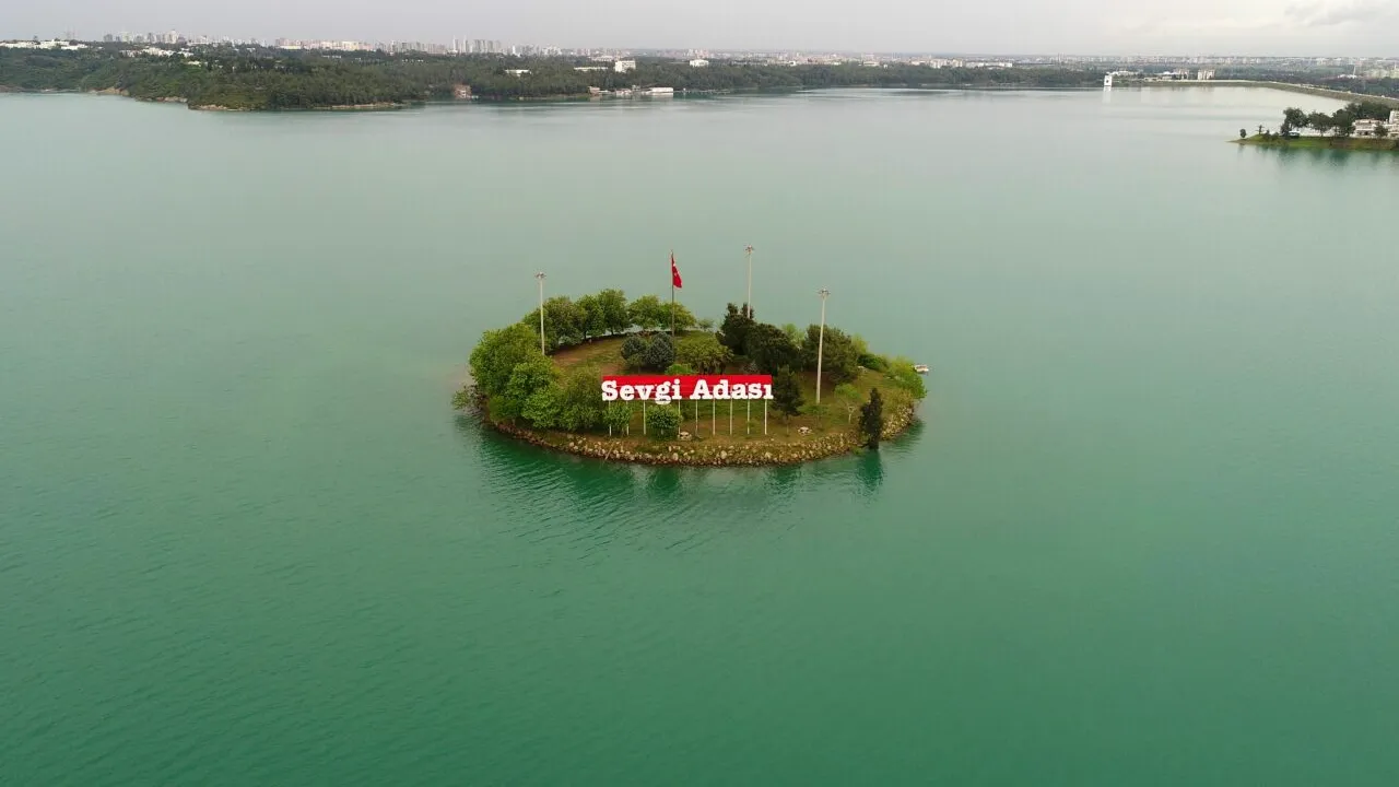 Cum se vede de sus unul dintre cele mai spectaculoase locuri din Turcia: lacurile din interiorul Parcului Național Laguna Yumurtalık din Adana