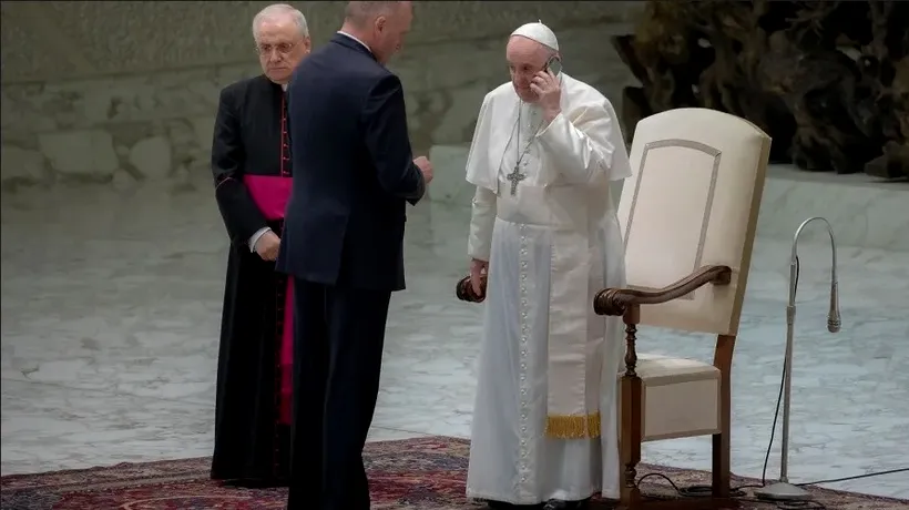 Papa Francisc a întrerupt audiența generală de la Vatican ca să vorbească la telefon. Al cui nume a apărut pe ecranul aparatului