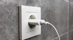 Ce a pățit un gospodar după ce a vrut să repare o priză din casă. Electricianul a rămas fără cuvinte