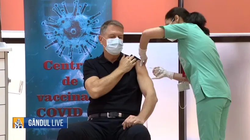 Klaus Iohannis s-a vaccinat anti-COVID la Spitalul Militar „Carol Davila”: E o procedură simplă. Nu doare. Vaccinul e sigur (VIDEO)