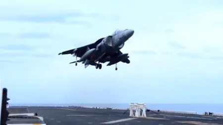 Aterizare spectaculoasă a unui avion militar care avea probleme